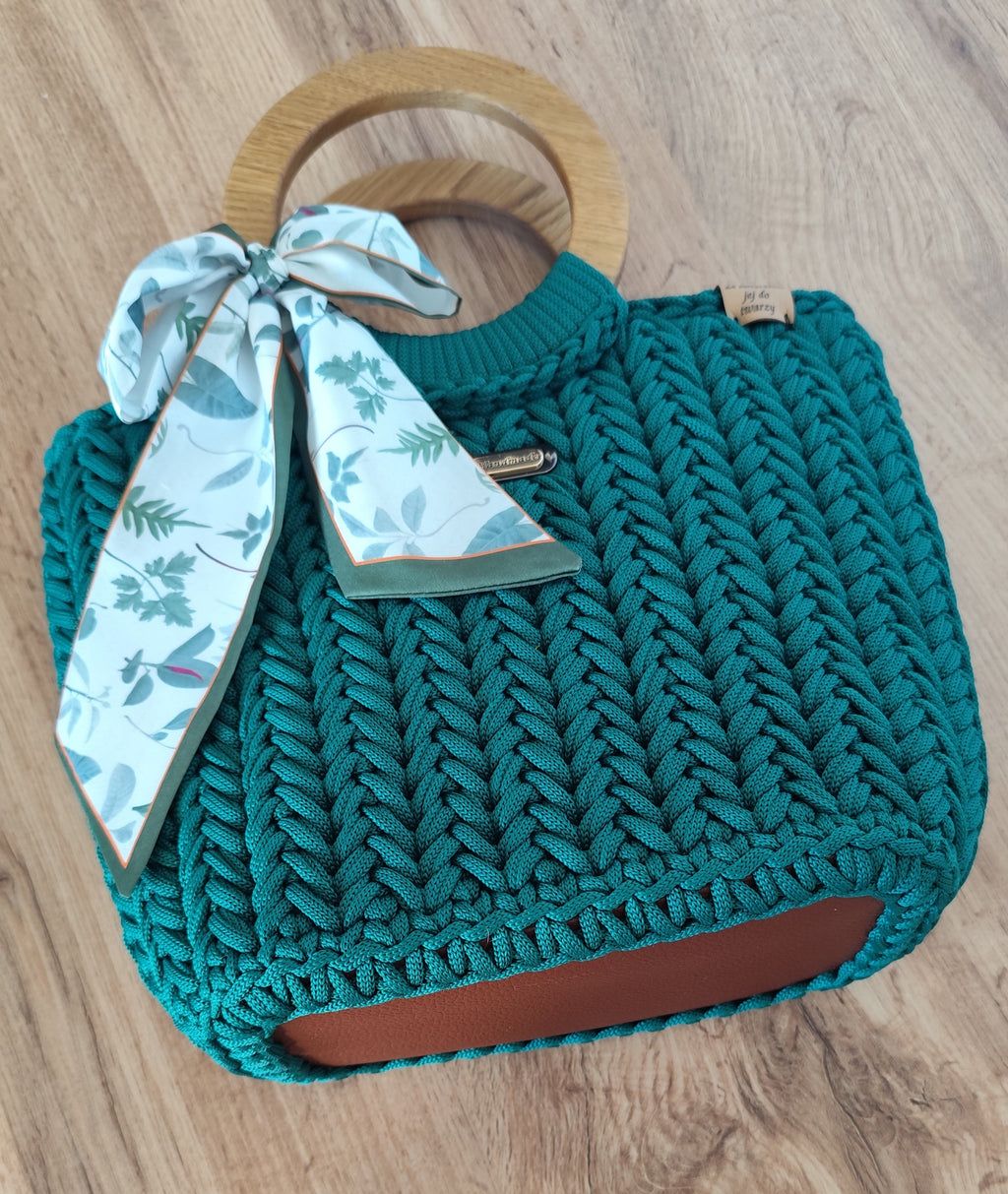 Butelkowa zieleń torebka handmade z ozdobną wstążką - widok z dołu 
