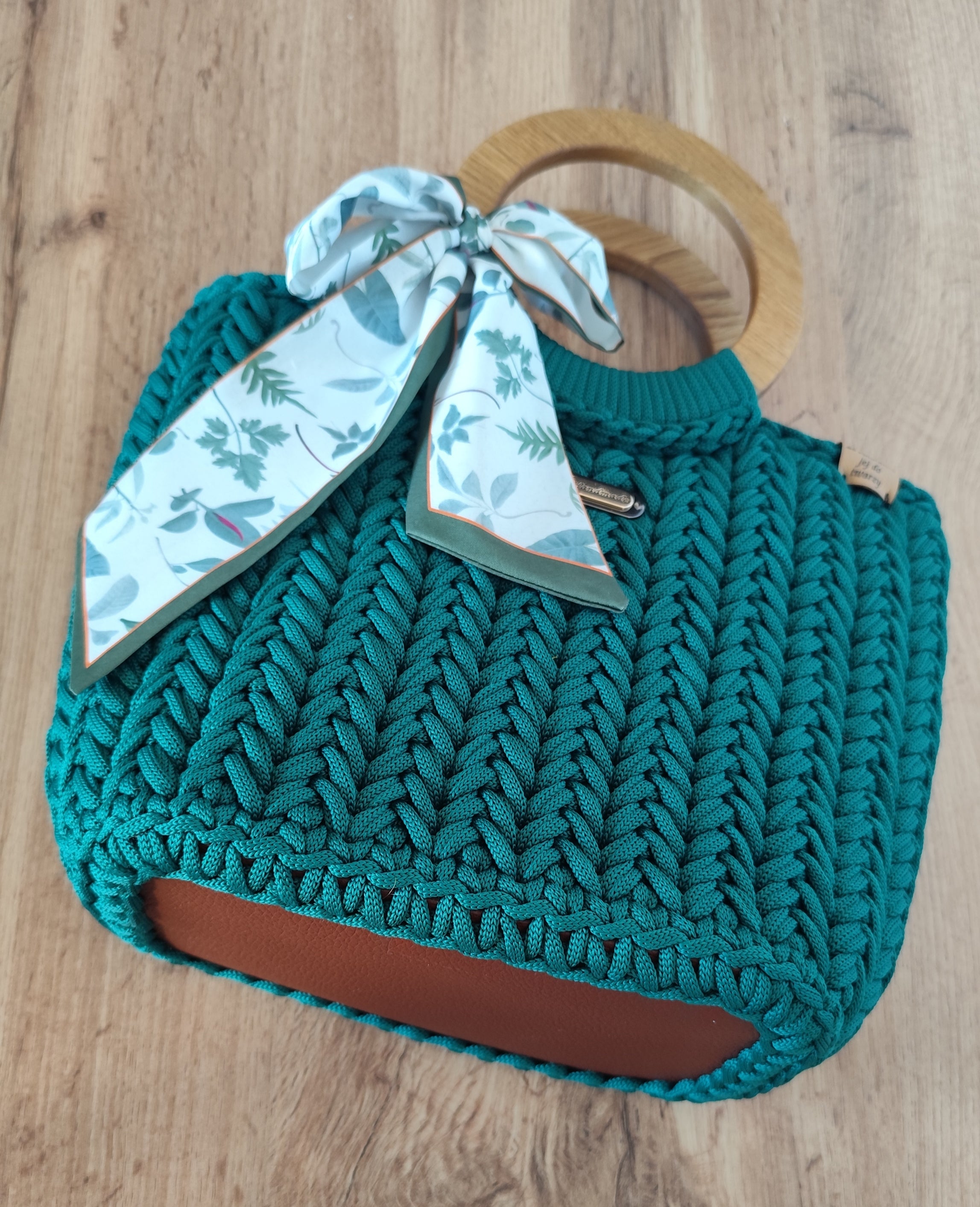 Zielona torebka kuferek ze sznurka - widok boczny z  brązowym dnem