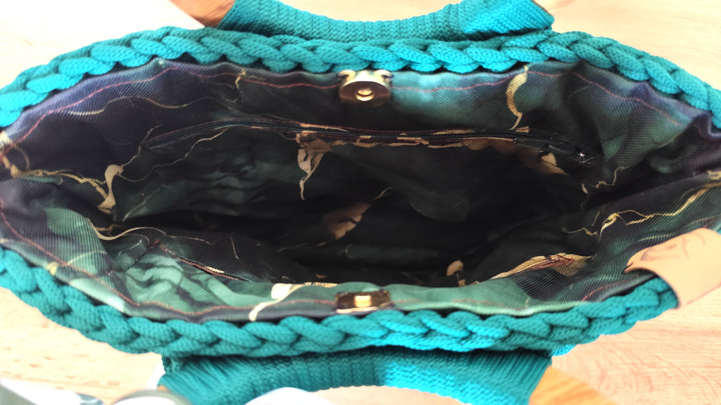 Torebka kuferek w kolorze szmaragdowym - detal wykonania ręcznego wszycia podszewki. 