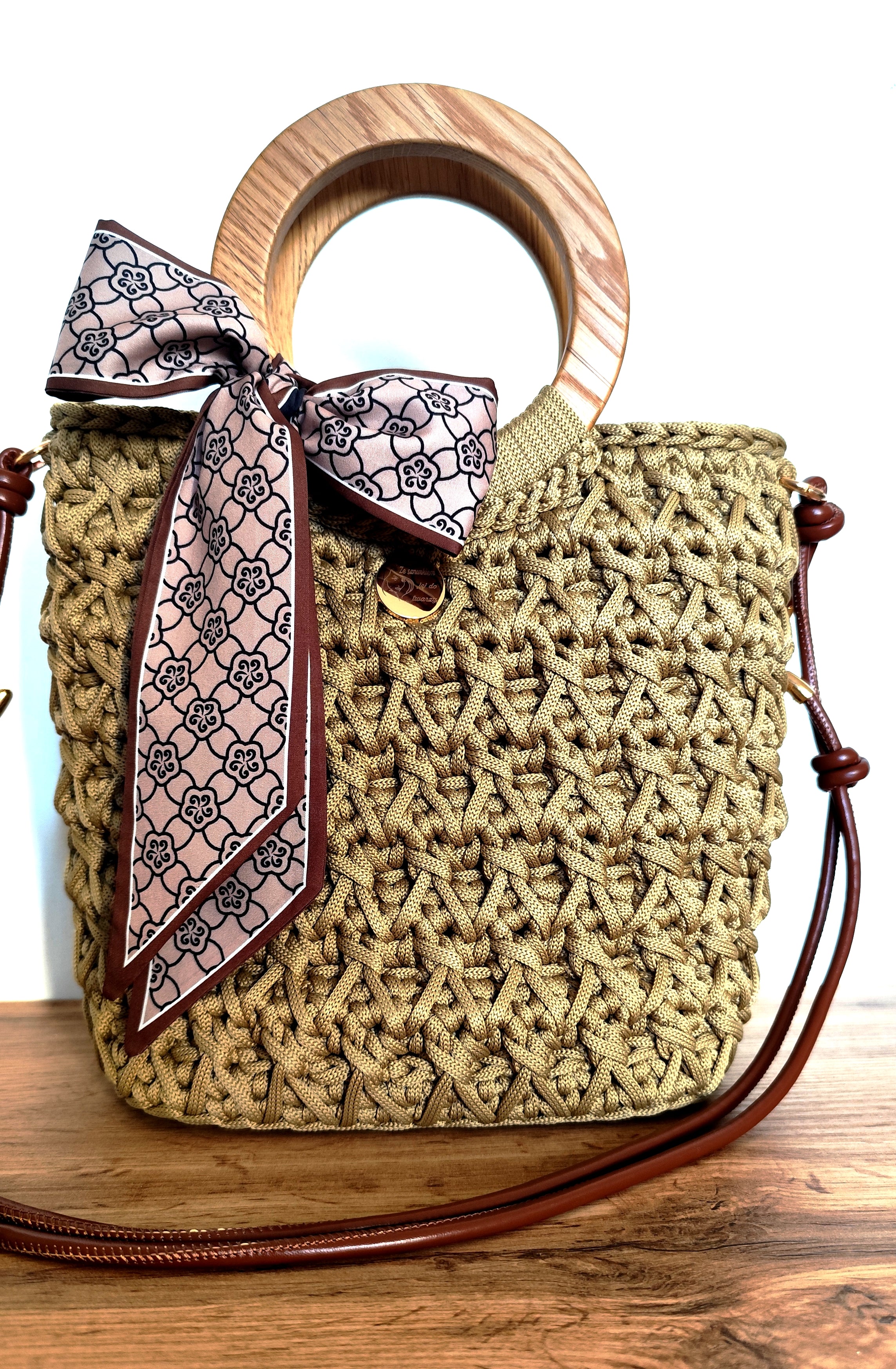 Beżowa torebka kuferek z drewnianą rączką i kokardą - widok z przodu