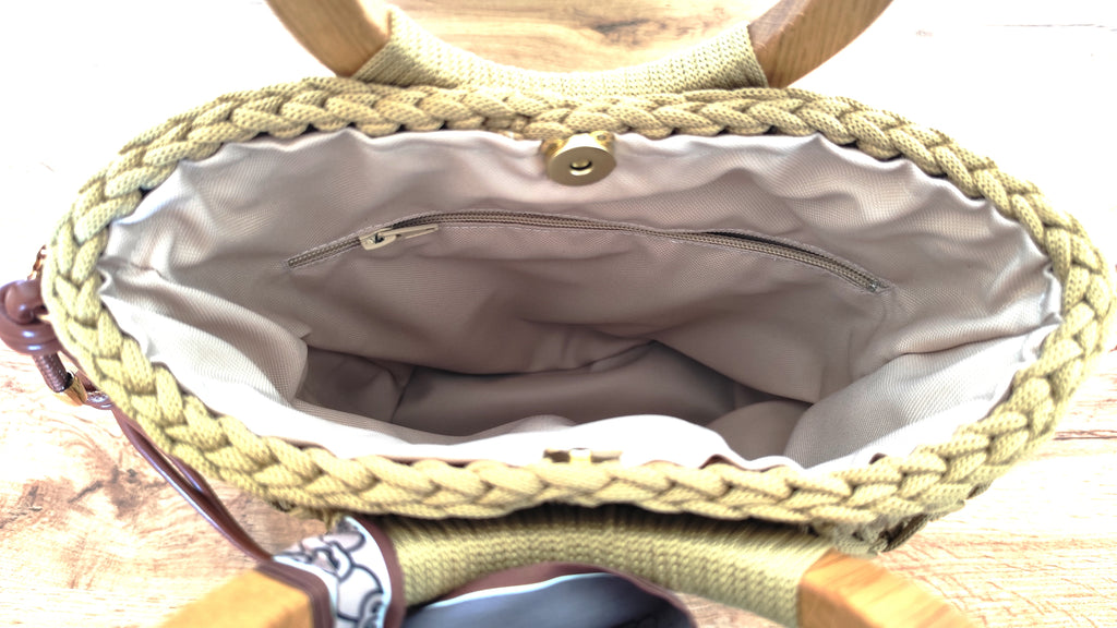 Torebka kuferek handmade ze złotymi okuciami i wszytą podszewką - widok z góry 