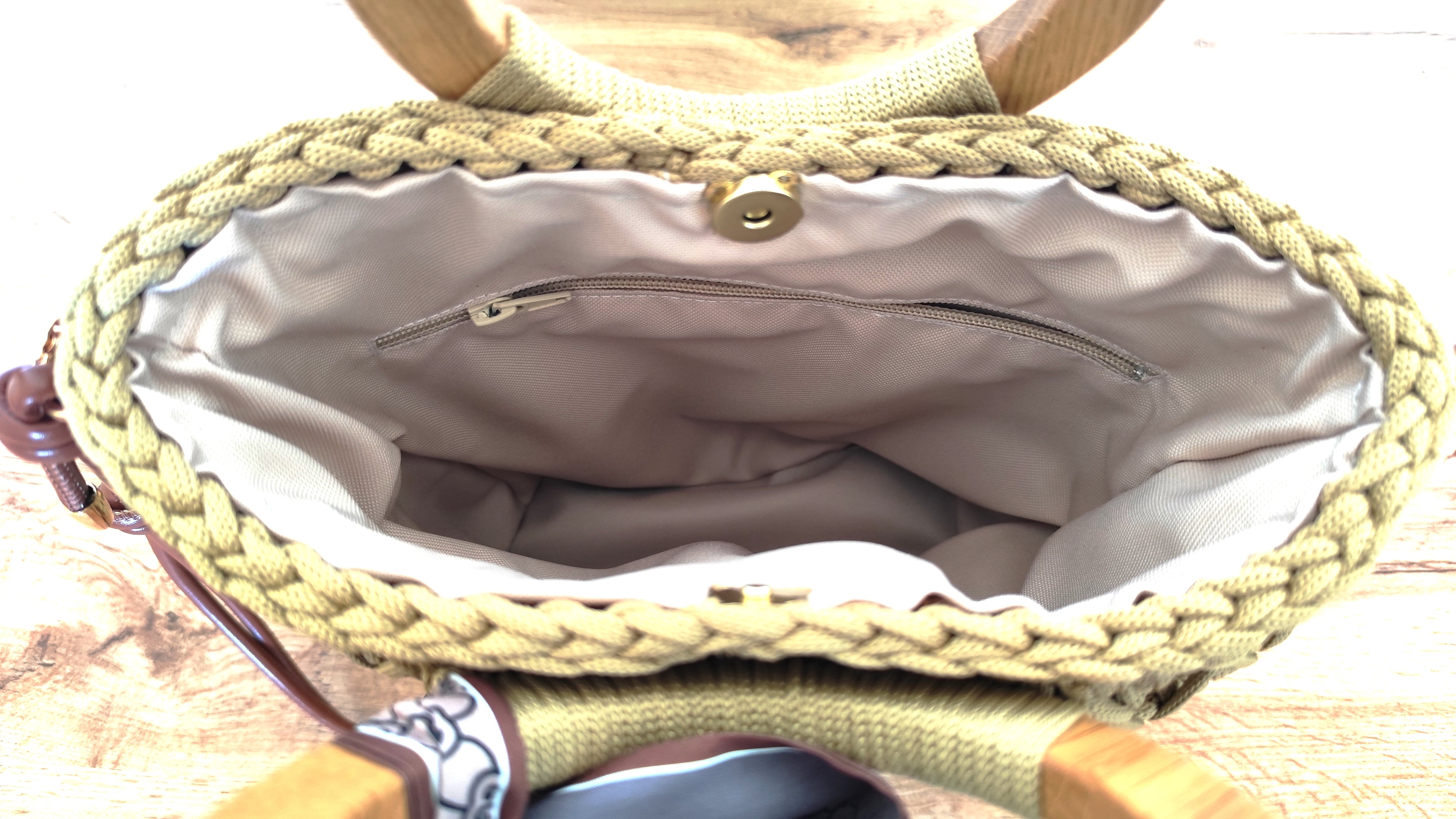 Torebka kuferek handmade ze złotymi okuciami i wszytą podszewką - widok z góry 