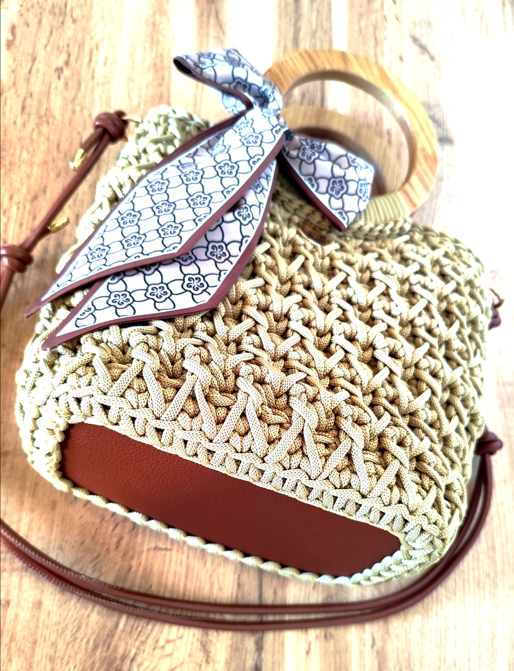 Torebka kuferek Złoty Carmel ze skórzanym spodem - detal