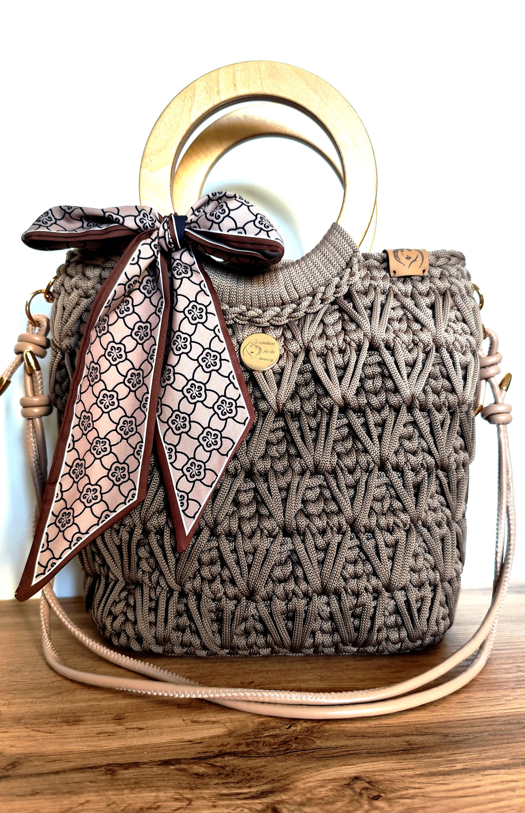 Torebka kuferek w kolorze mokki z drewnianą rączką - widok z przodu