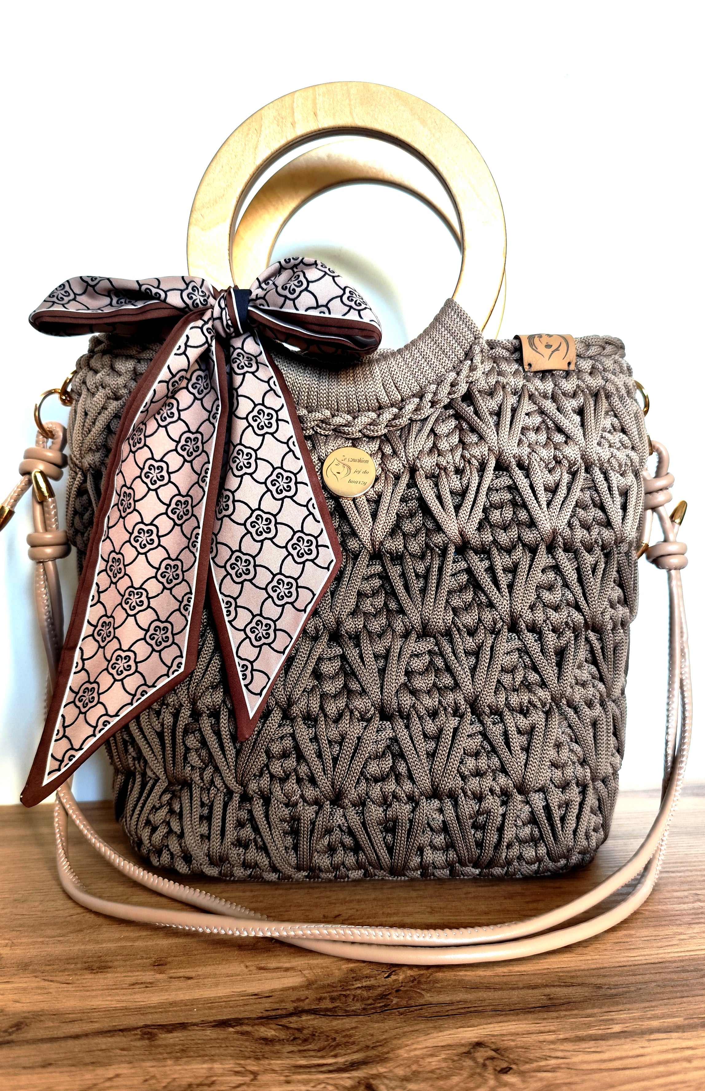 Torebka kuferek w kolorze mokki z drewnianą rączką - widok z przodu