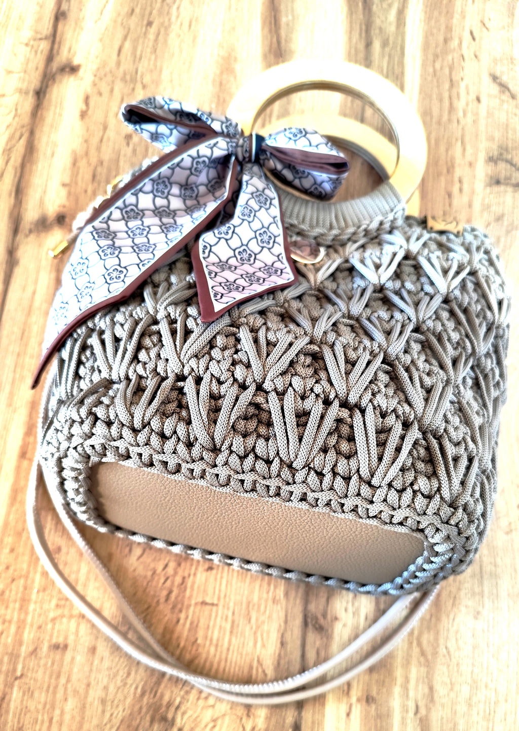 Brązowa torebka kuferek handmade z kokardą - widok z dołu 