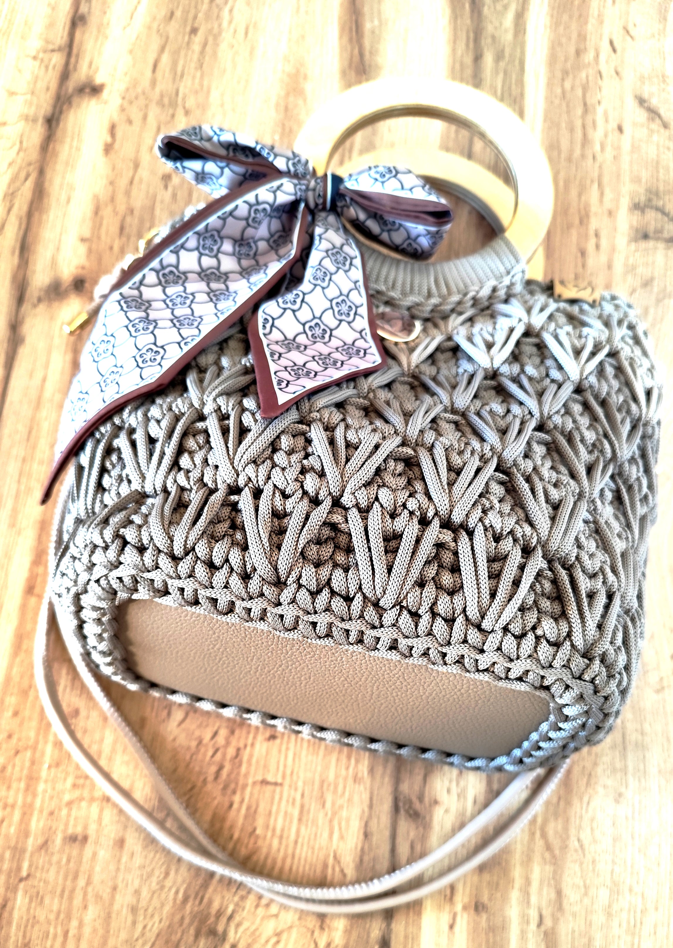 Brązowa torebka kuferek handmade z kokardą - widok z dołu 