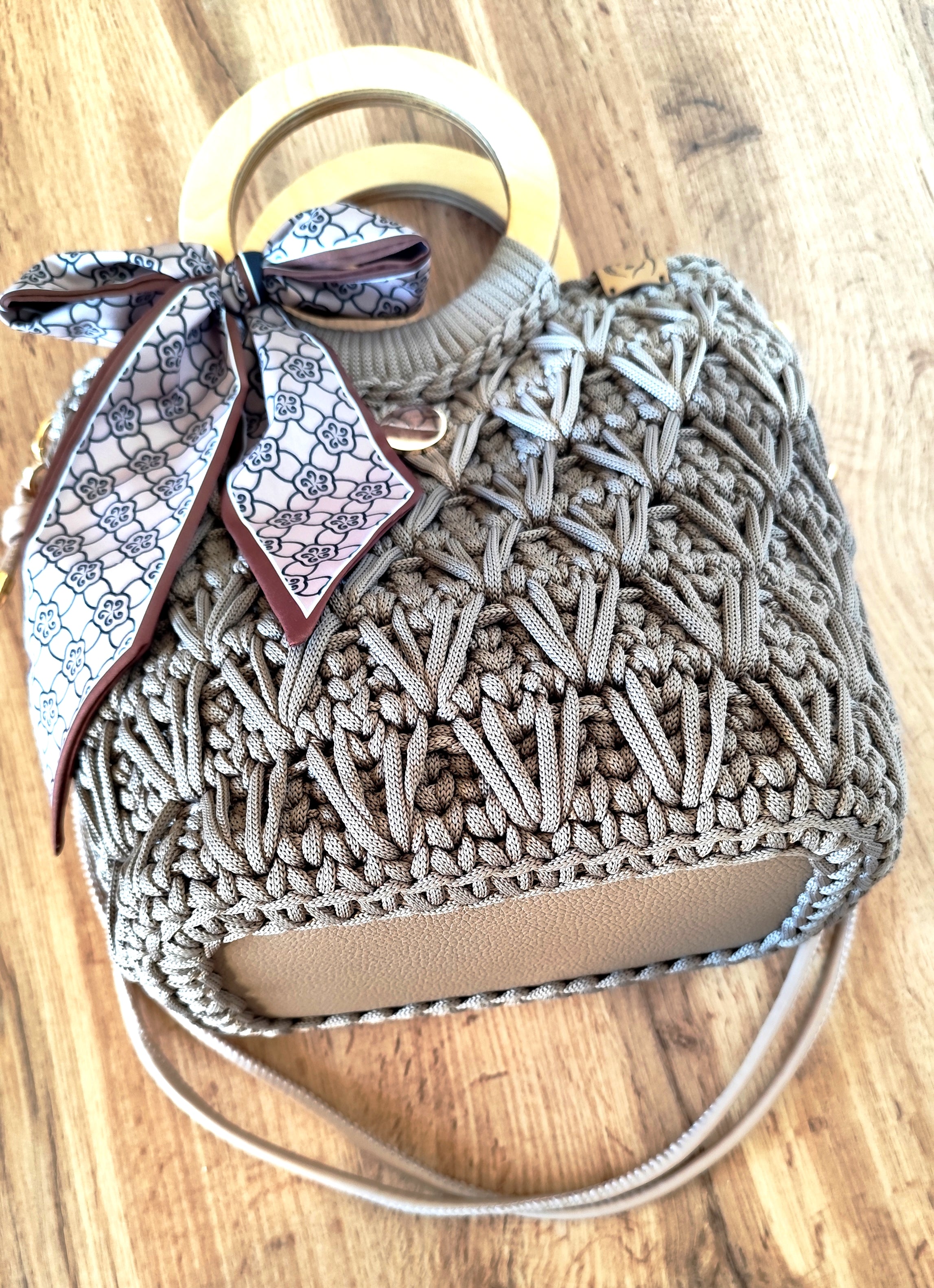 Torebka kuferek Ciepły wieczór ze skórzanym spodem - widok z boku 