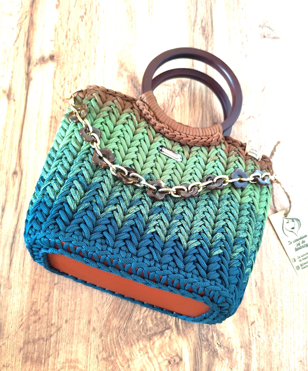 Ręcznie robiona torebka kuferek ombre ze złotymi okuciami - detal