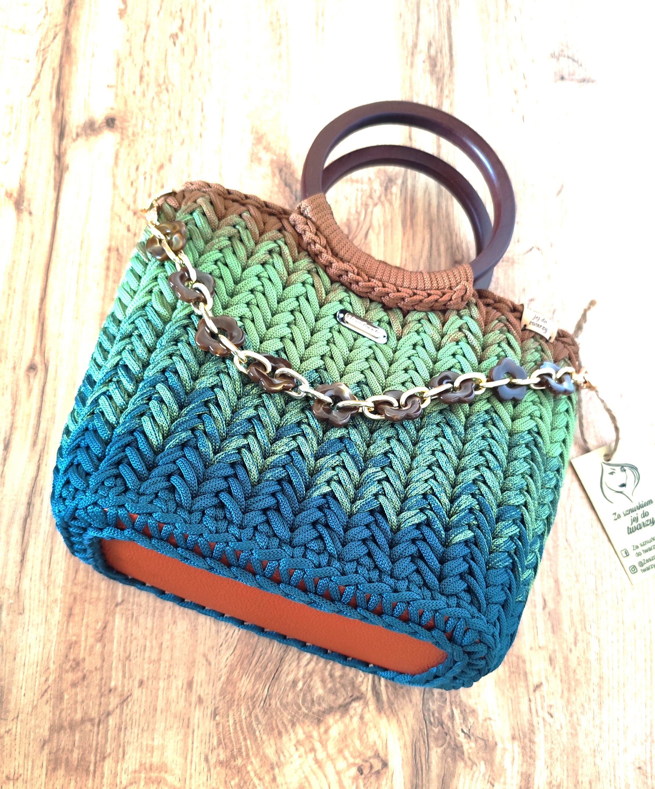 Ręcznie robiona torebka kuferek ombre ze złotymi okuciami - detal