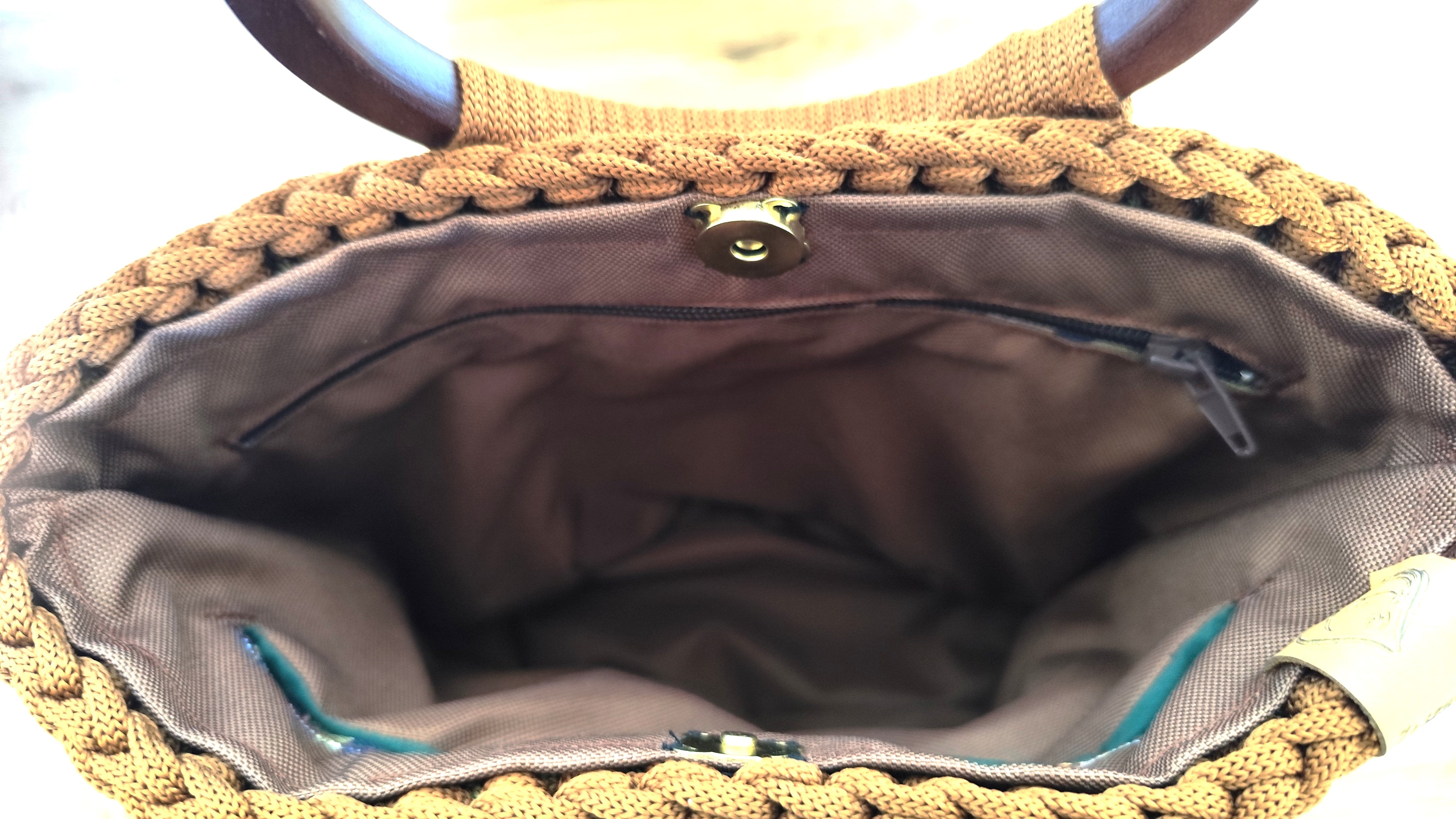 Ręcznie robiona torebka kuferek ombre ze złotymi okuciami - detal i wszytą podszewką z dwoma kieszonkami 