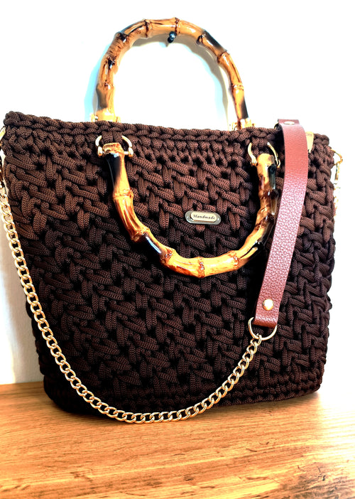 Brązowa torebka kuferek z bambusowymi rączkami - widok z przodu