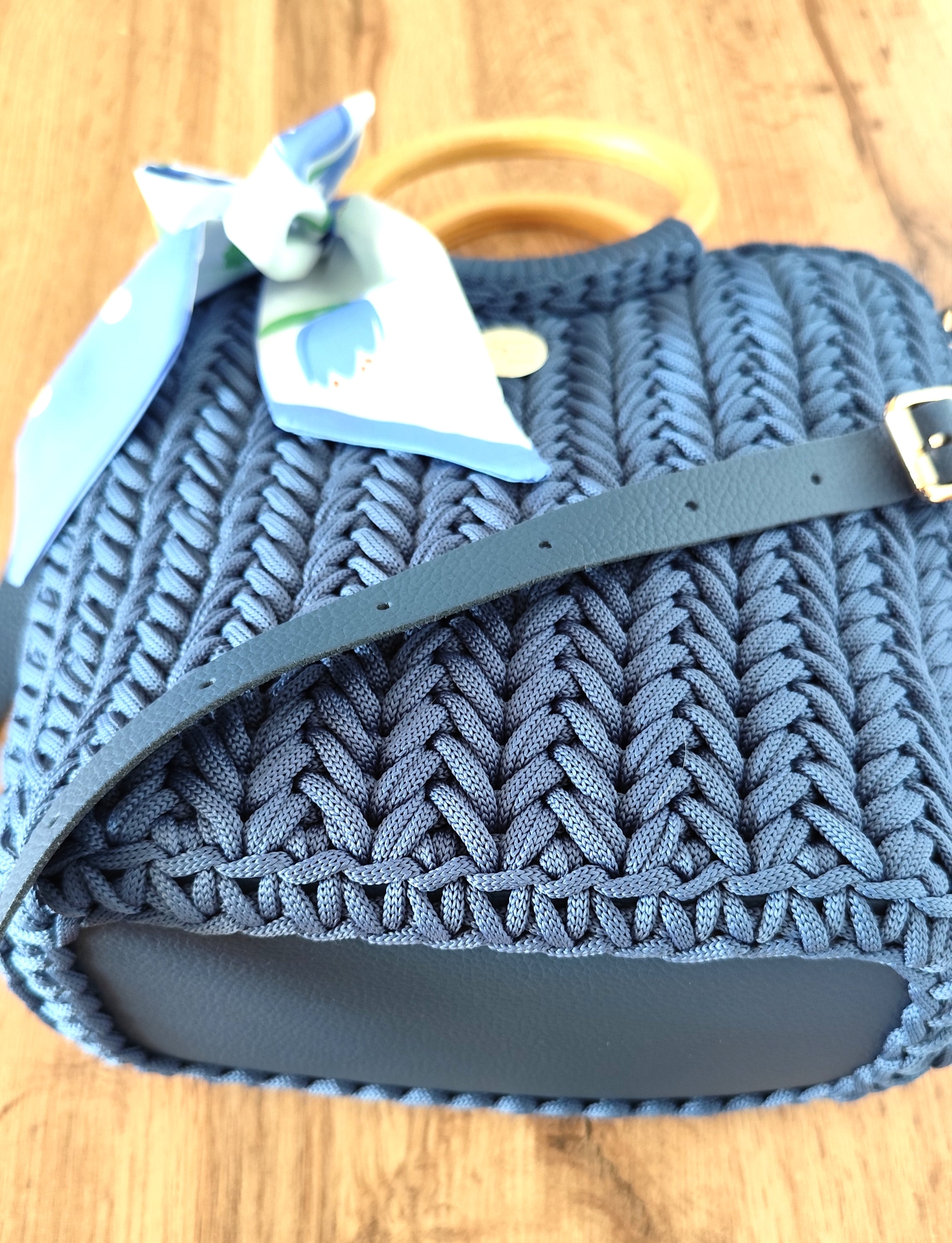 Torebka kuferek Jeansowa elegancja ze sznurka ze skórzanym spodem i paskiem z klamrą - widok z dołu