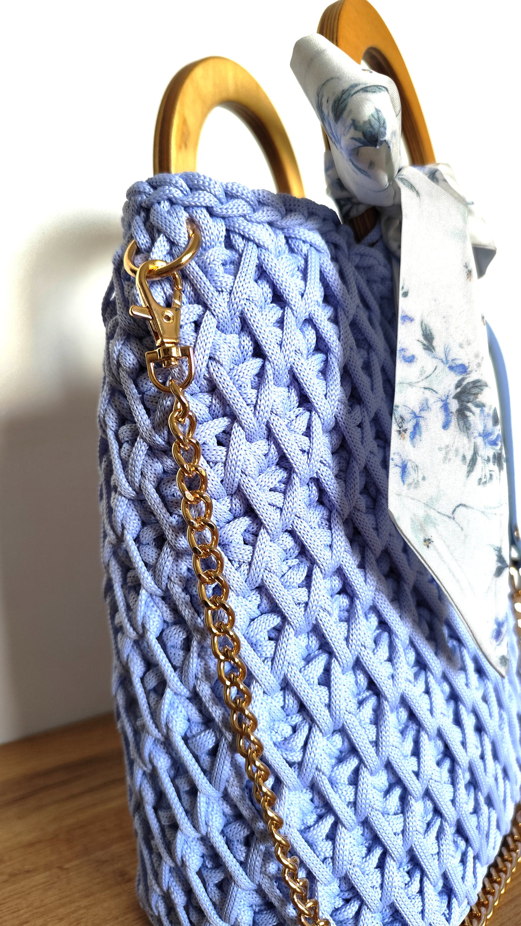 Widok z boku ręcznie robionej torebki ze sznurka z złotym łańcuszkiem