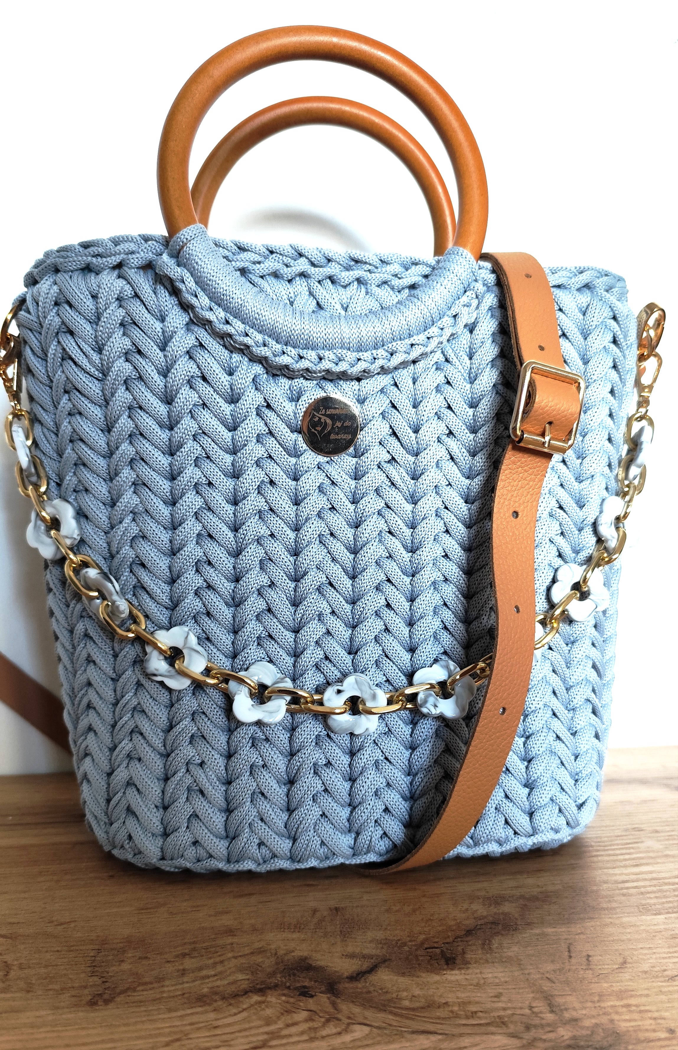 Torebka kuferek błękitna ze sznurka z zapięciem magnetycznym i złotym łańcuszkiem z kwiatkami i regulowanym paskiem - widok z przodu