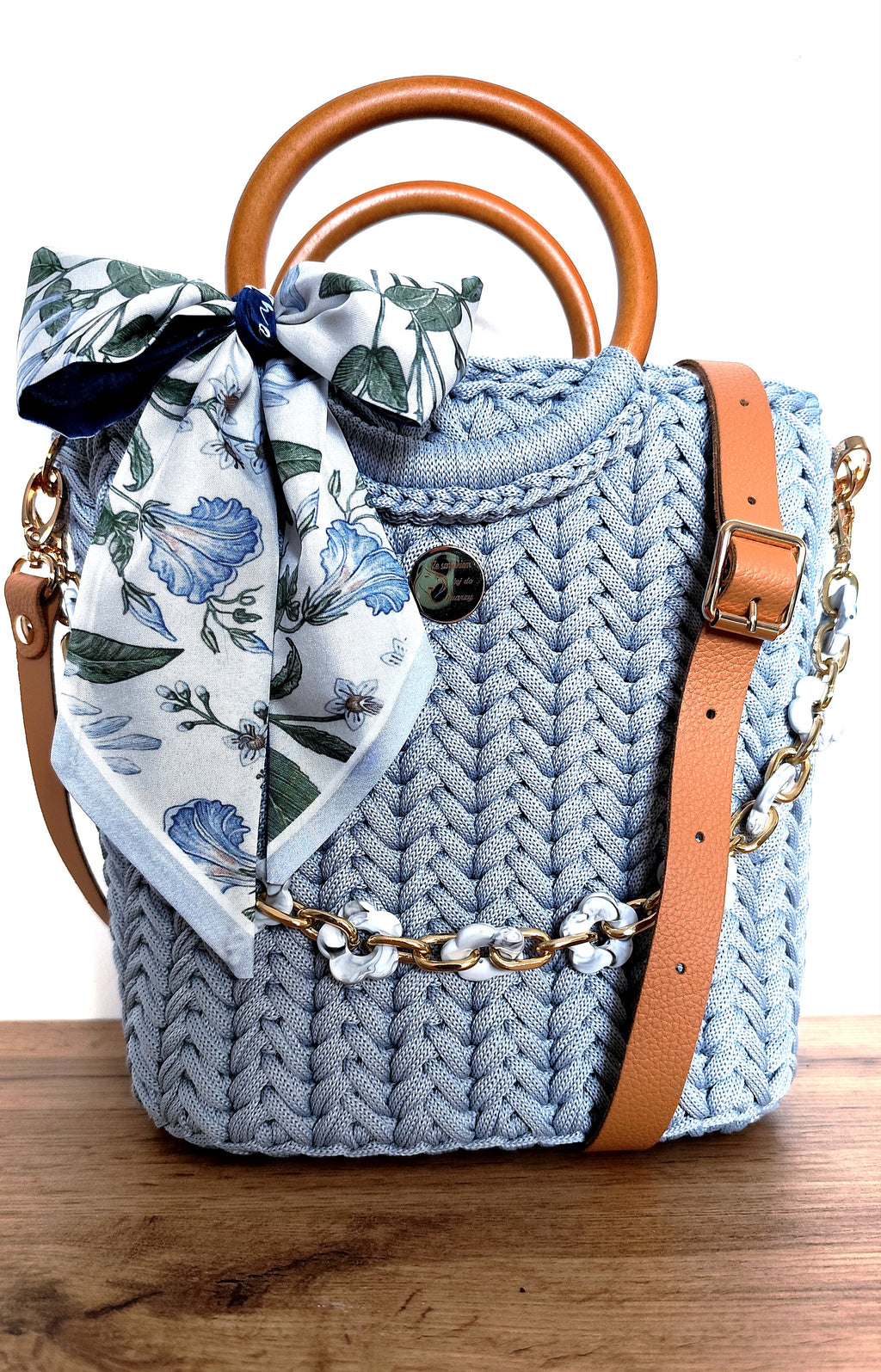 Torebka kuferek Błękitna cisza ze sznurka w kolorze błękitnym z drewnianymi rączkami i kokardą w kwiaty - widok z przodu