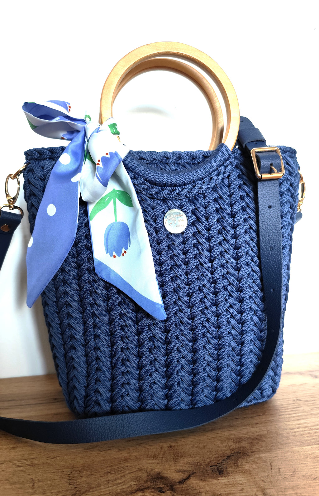 Torebka kuferek Jeansowa elegancja ze sznurka w kolorze jeansowym z drewnianymi rączkami, skórzanym paskiem i kokardą w tulipany - widok z przodu