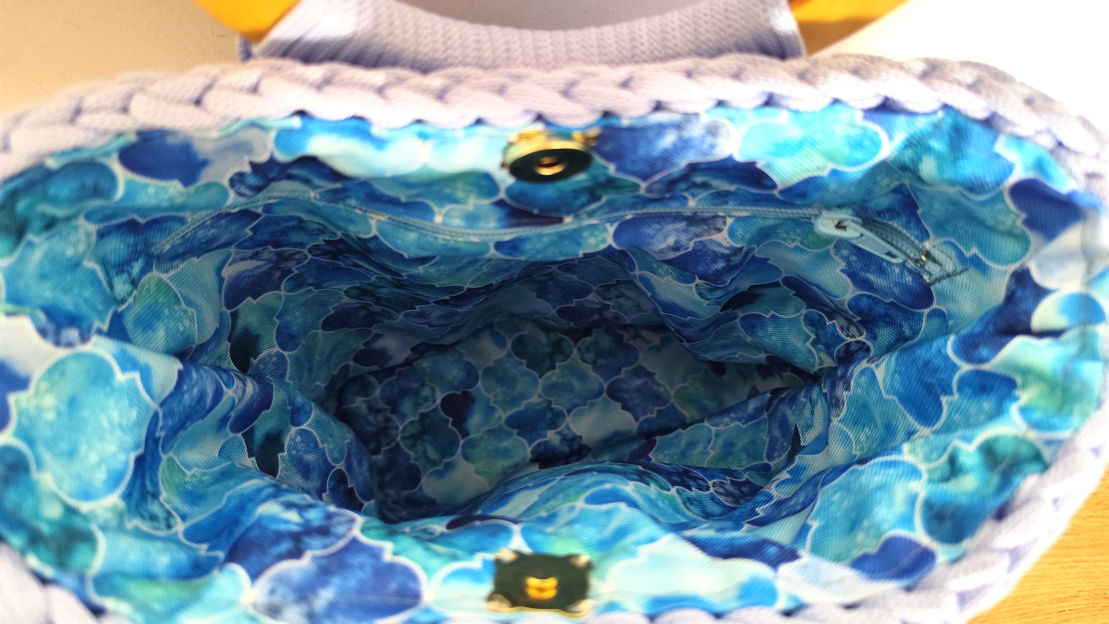 Wnętrze torebki ze sznurka z kolorową podszewką w odcieniach niebieskiego