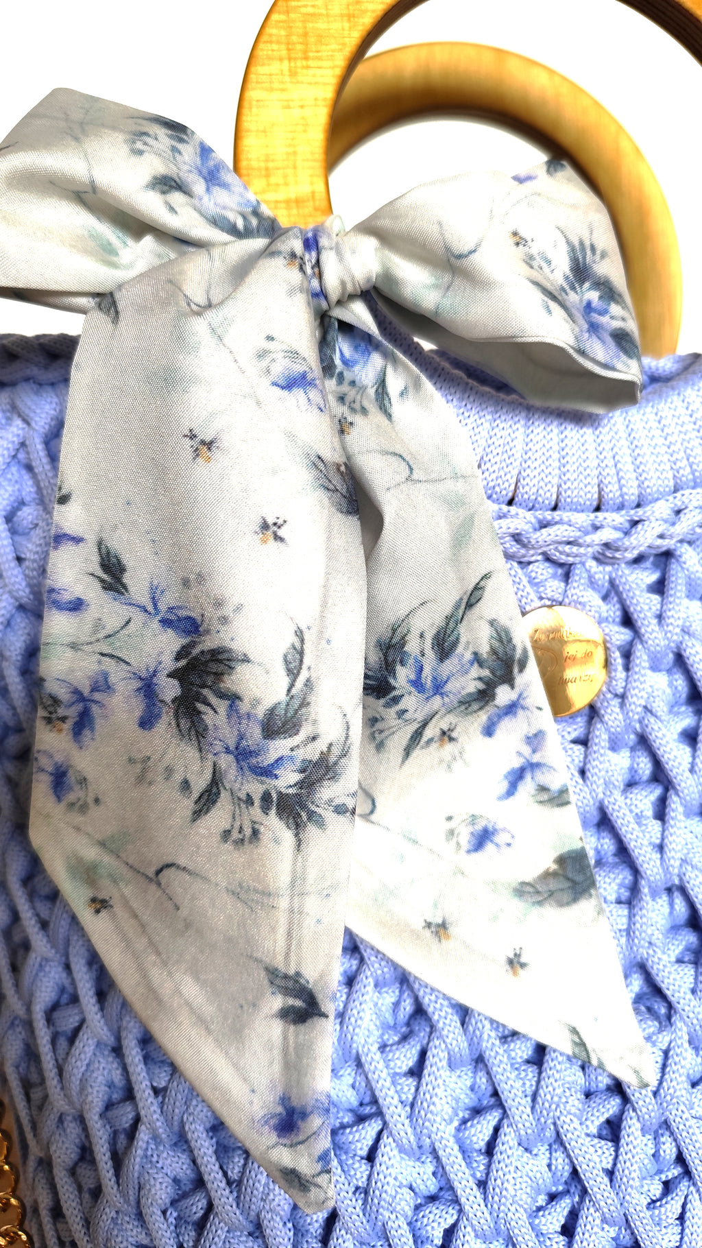 Zbliżenie na kokardę i ręcznie robiony splot sznurkowy torebki Lodowy błękit