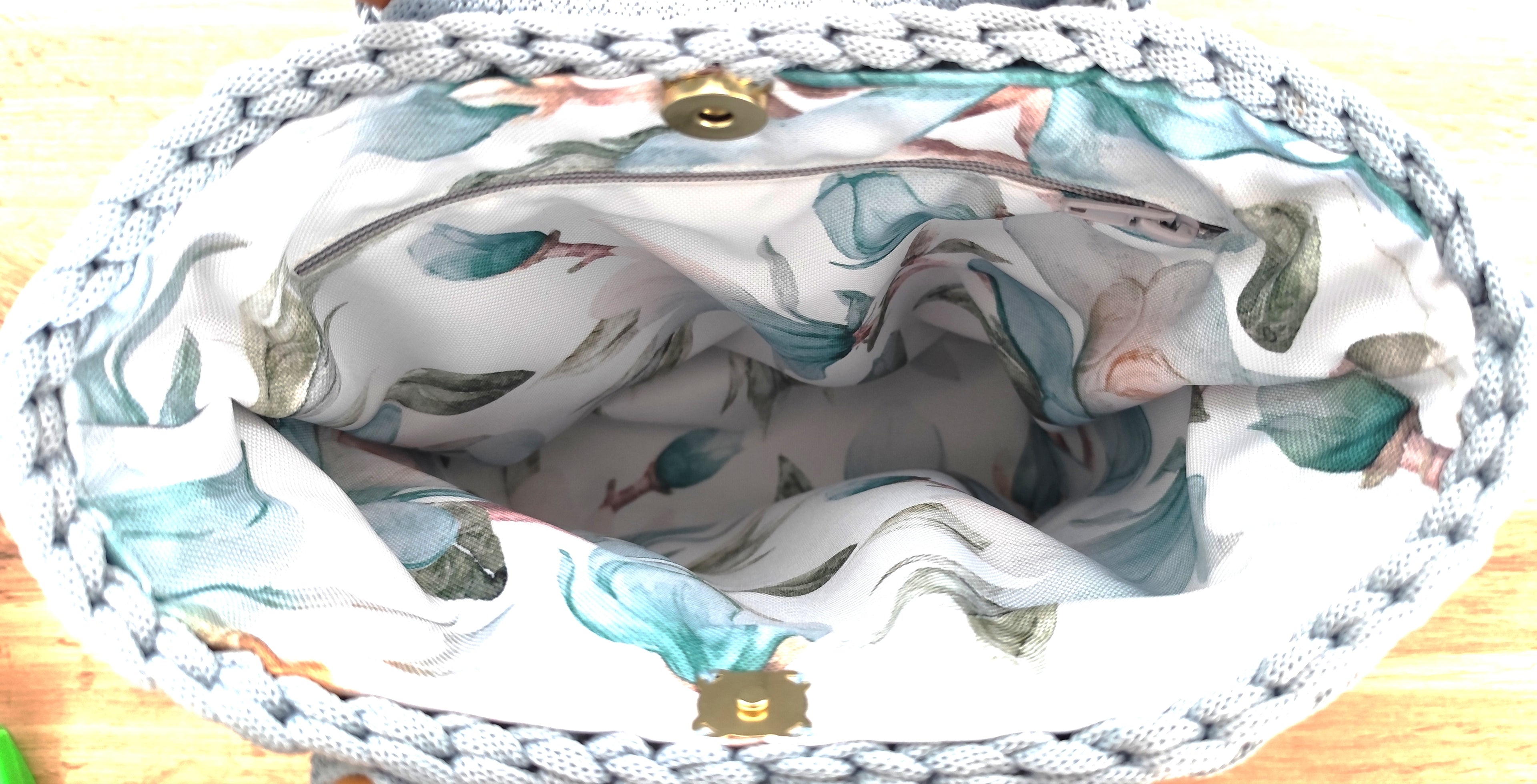 Torebka kuferek Błękitna cisza handmade - wnętrze z kolorową wodoodporną podszewką i zapinaną kieszonką