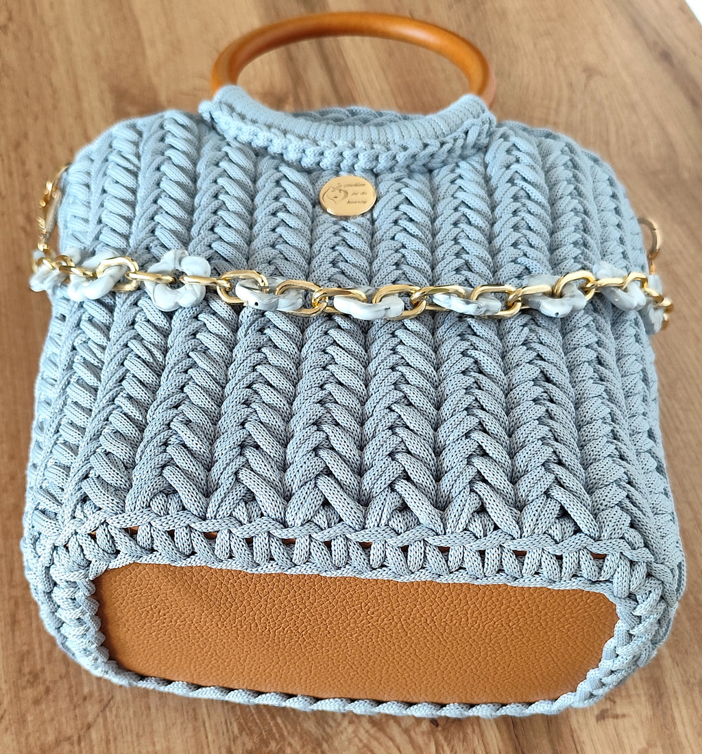 Torebka kuferek Błękitna cisza handmade - widok z dołu z drewnianymi rączkami i złotym łańcuszkiem