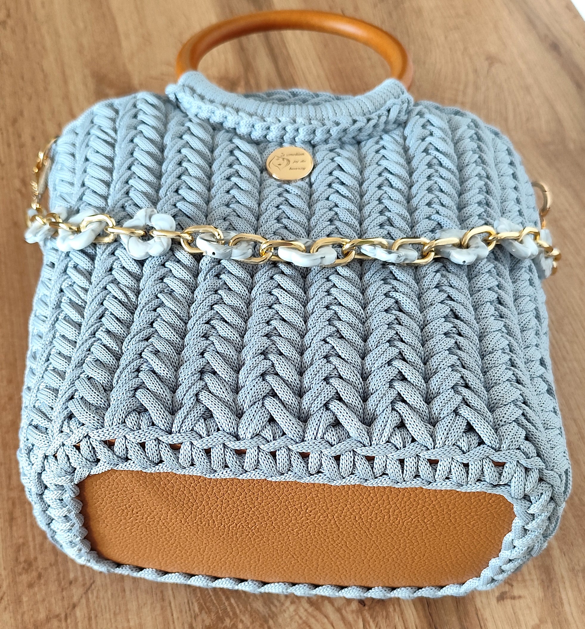 Torebka kuferek Błękitna cisza handmade - widok z dołu z drewnianymi rączkami i złotym łańcuszkiem