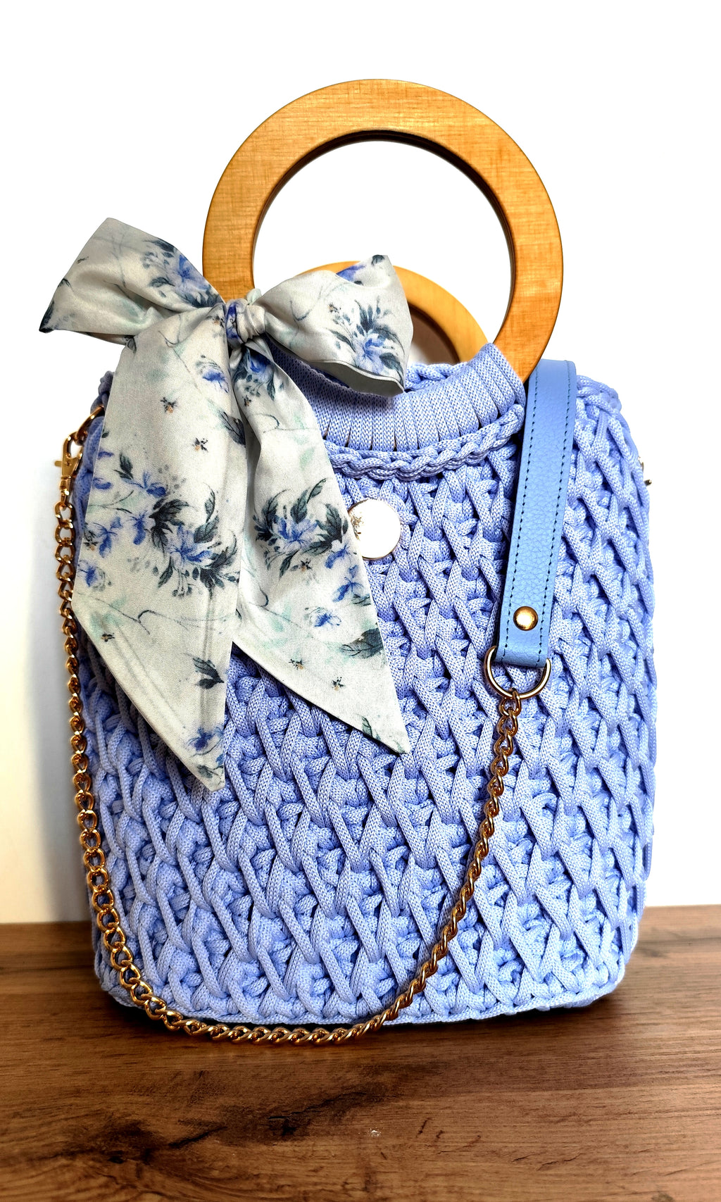 Ręcznie robiona torebka ze sznurka w kolorze błękitnym ze złotym drewnianym uchwytem