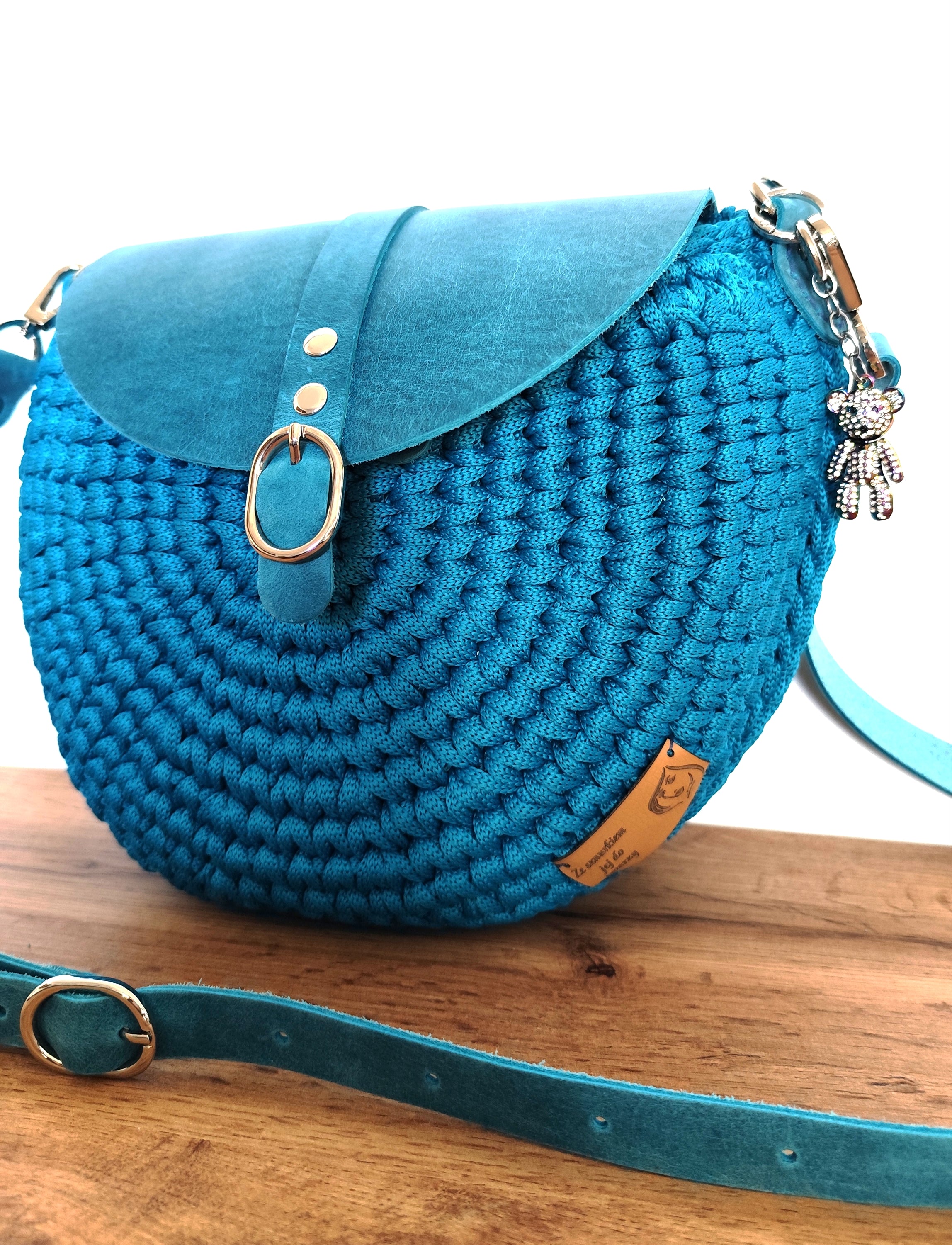 Ręcznie robiona okrągła torebka ze sznurka w turkusowym kolorze – widok z boku