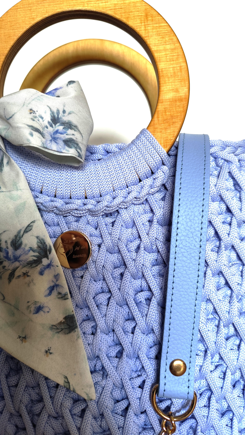 Błękitna shopperka ze sznurka z drewnianym uchwytem i złotym łańcuszkiem