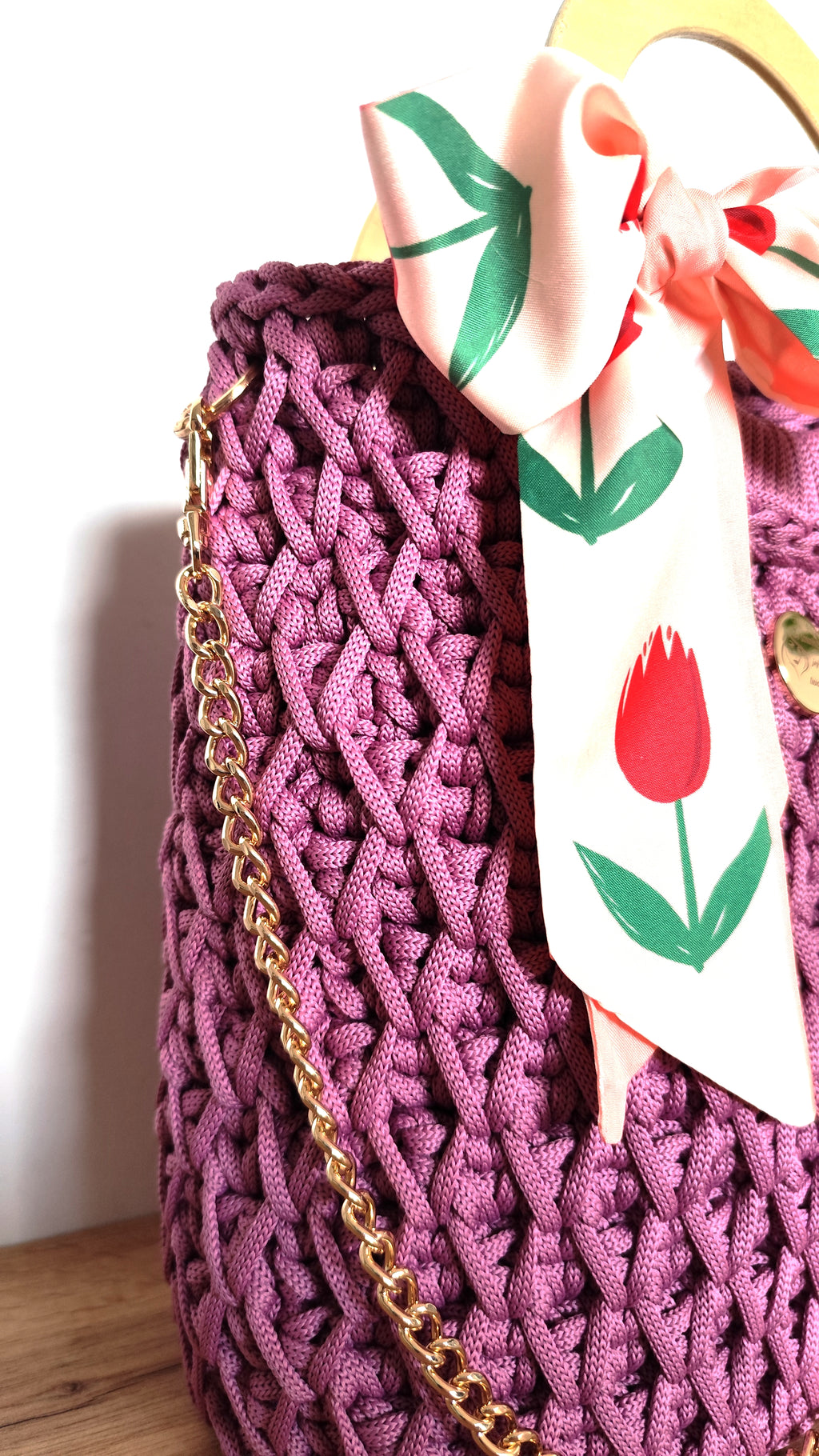 Torebka kuferek Malinowy powiew ze sznurka z ozdobną chustką w tulipany i złotym łańcuszkiem - widok boczny