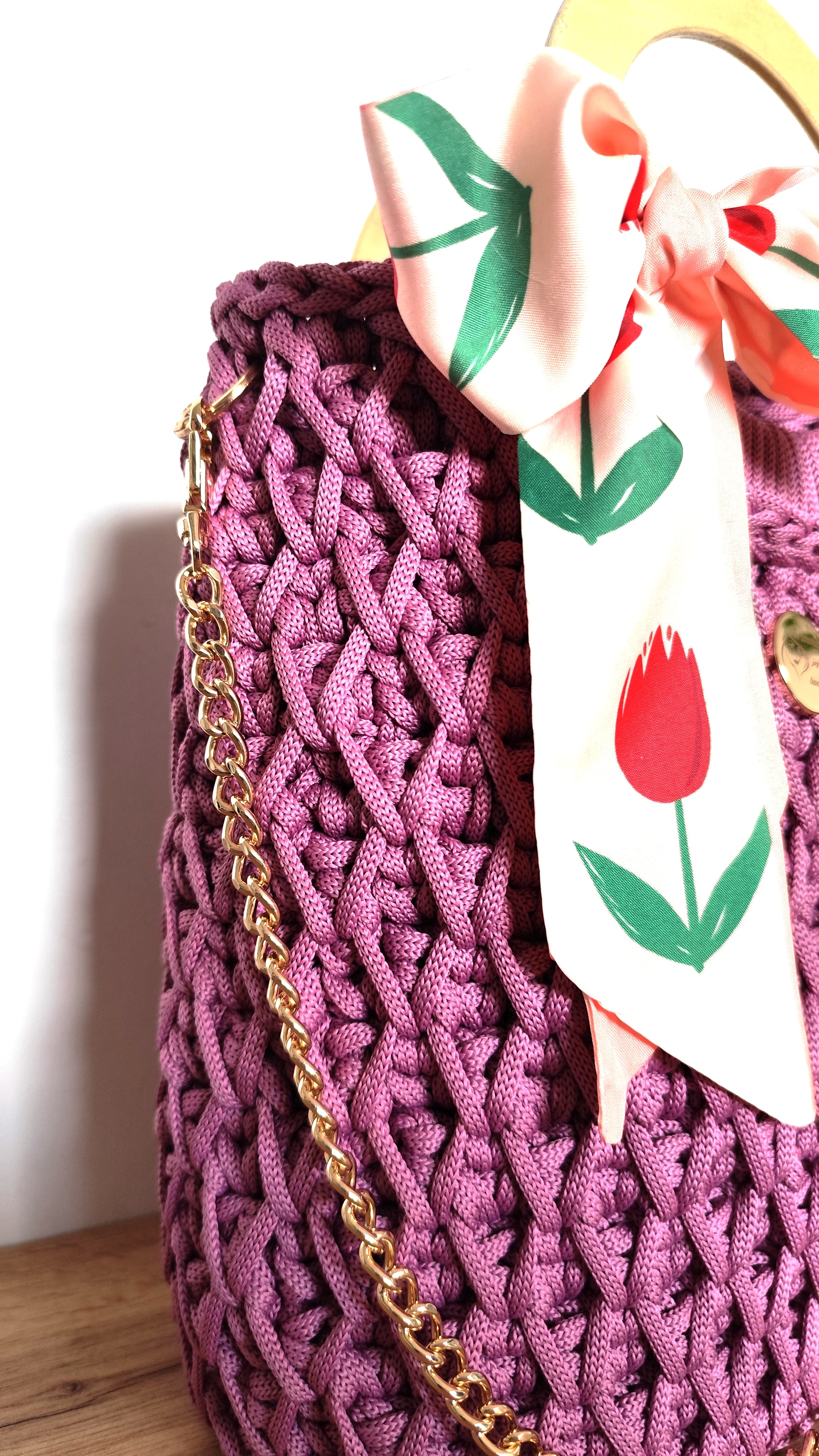 Torebka kuferek Malinowy powiew ze sznurka z ozdobną chustką w tulipany i złotym łańcuszkiem - widok boczny