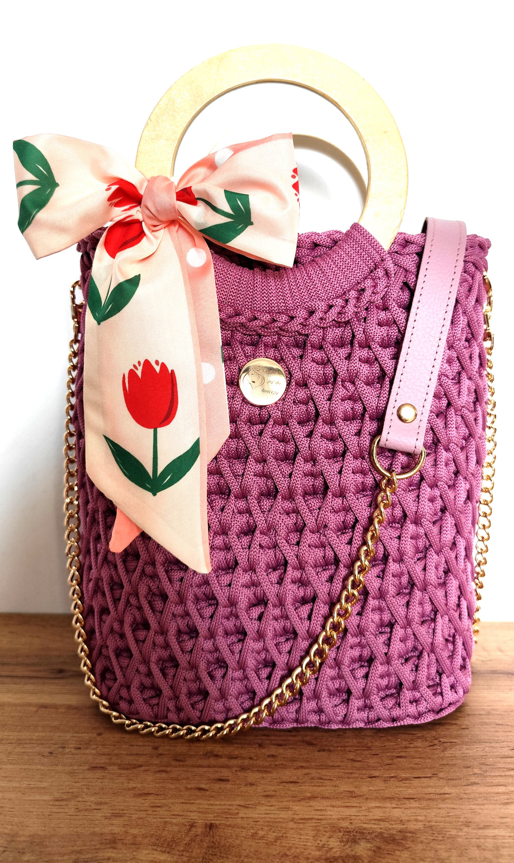 Torebka kuferek Malinowy powiew ze sznurka w kolorze malinowym z drewnianą rączką i kokardą w tulipany - widok z przodu