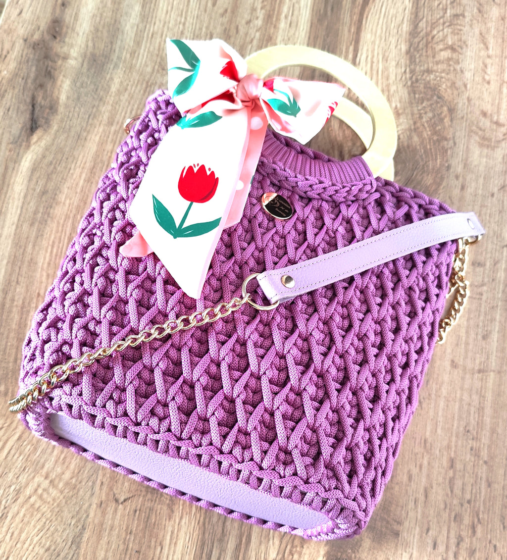 Ręcznie robiona torebka kuferek malinowa ze sznurka z drewnianą rączką i złotym łańcuszkiem - widok z góry