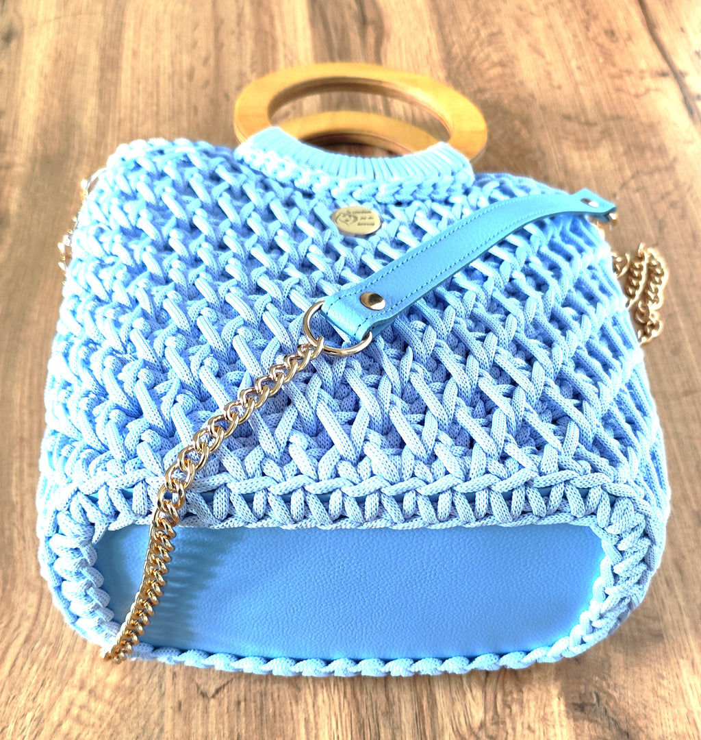 Błękitna shopperka ze sznurka z drewnianym uchwytem i złotym łańcuszkiem - widok z dołu 