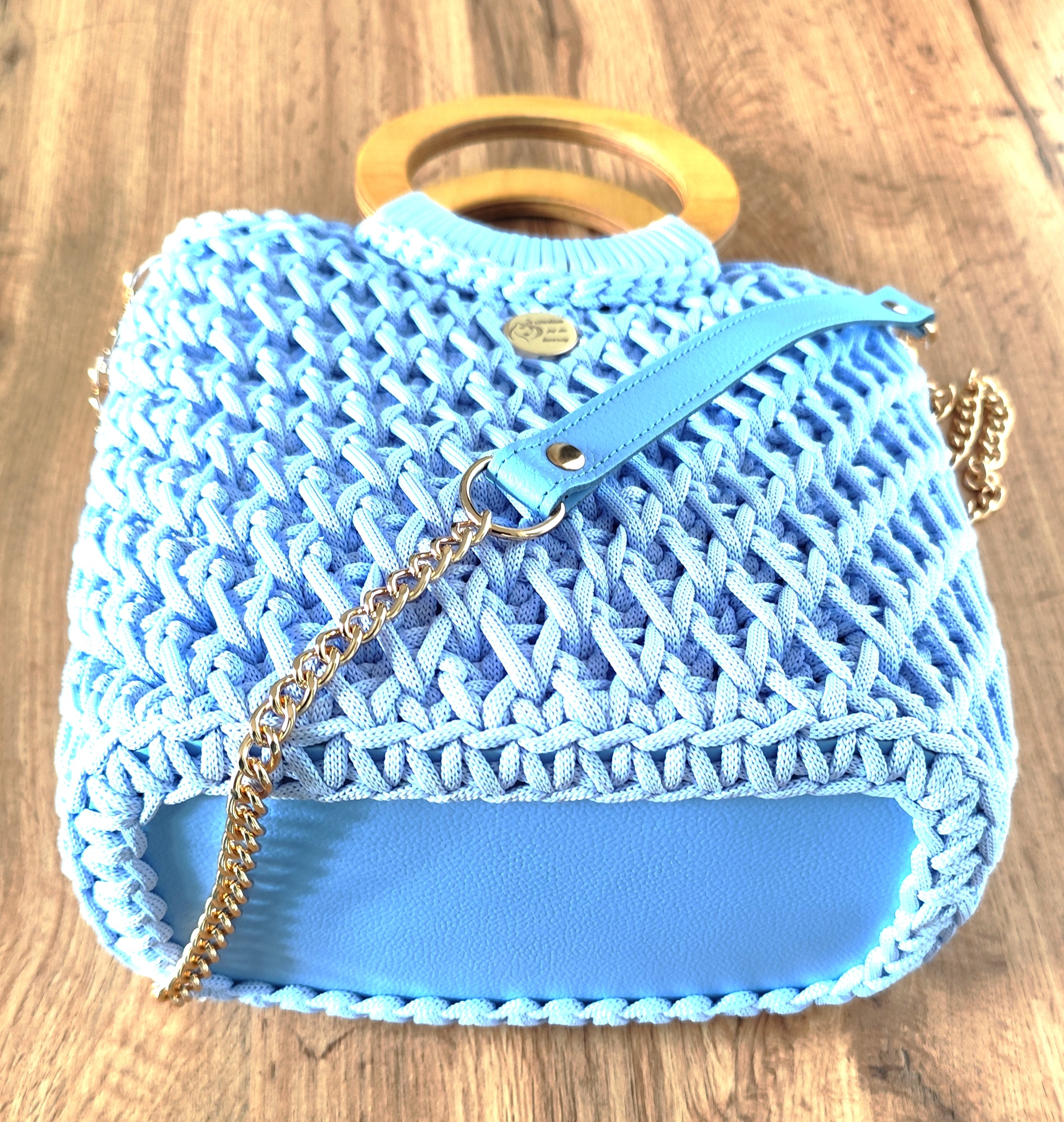 Błękitna shopperka ze sznurka z drewnianym uchwytem i złotym łańcuszkiem - widok z dołu 