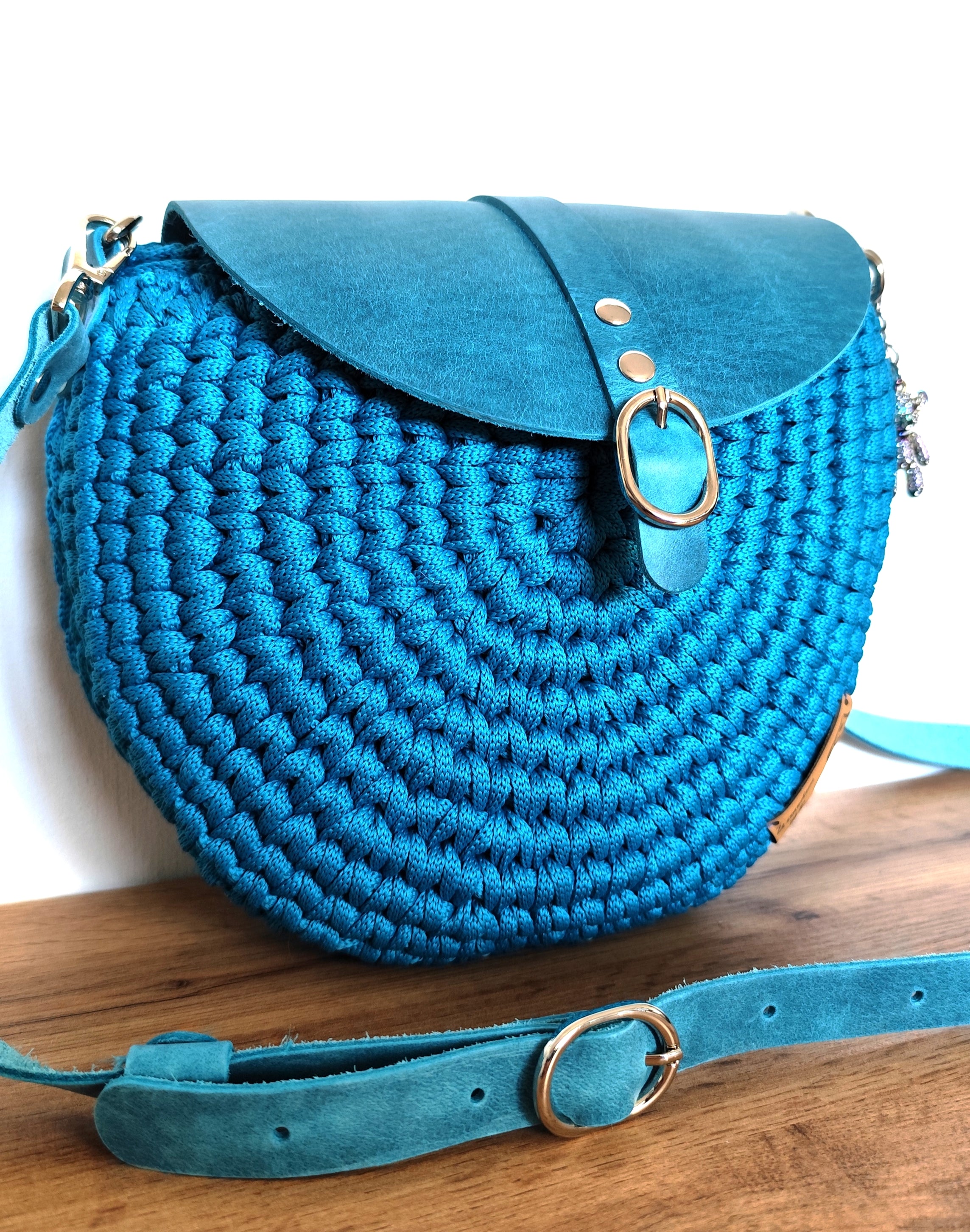 Ręcznie robiona okrągła torebka ze sznurka w turkusowym kolorze – widok z boku