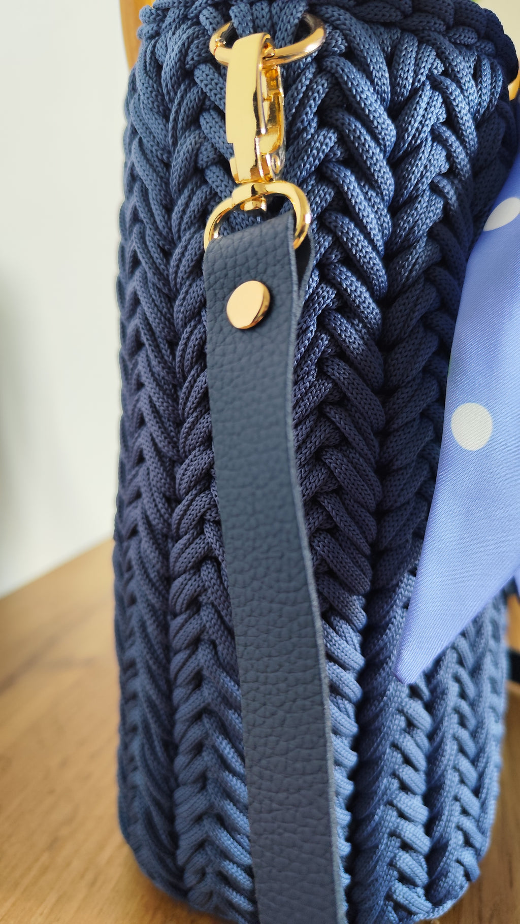 Torebka kuferek Jeansowa elegancja handmade - widok boczny ze skórzanym paskiem i kokardą w tulipany