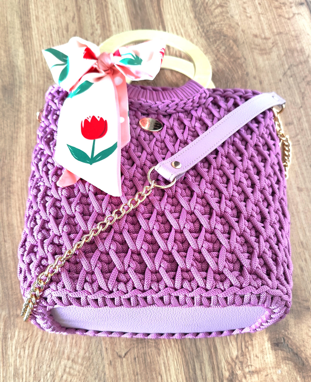 Torebka kuferek Malinowy powiew handmade ze sznurka ze skórzanym spodem i złotym łańcuszkiem - widok z dołu