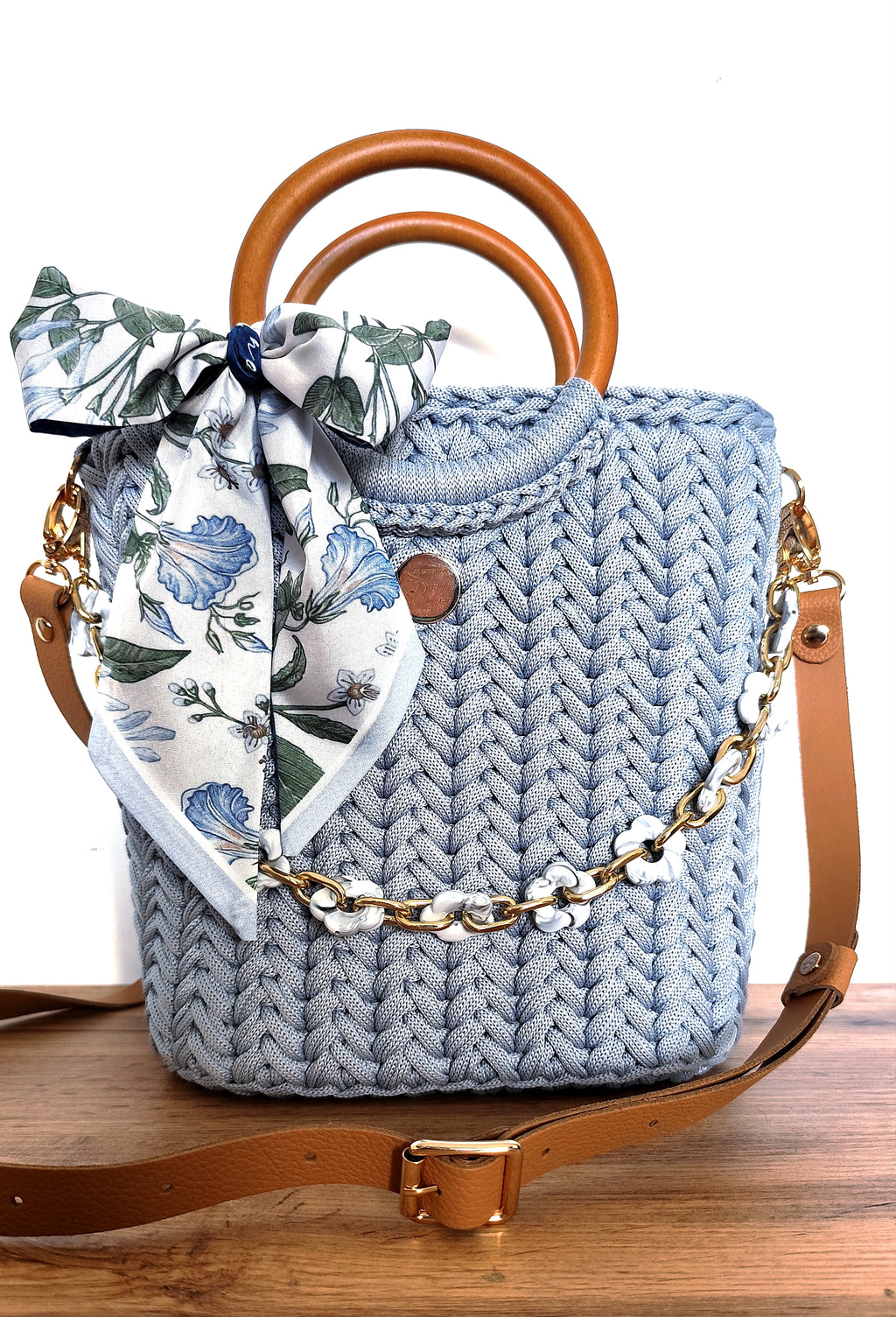 Torebka kuferek Błękitna cisza ze sznurka z drewnianymi rączkami i złotym łańcuszkiem z białymi kwiatkami - widok z przodu