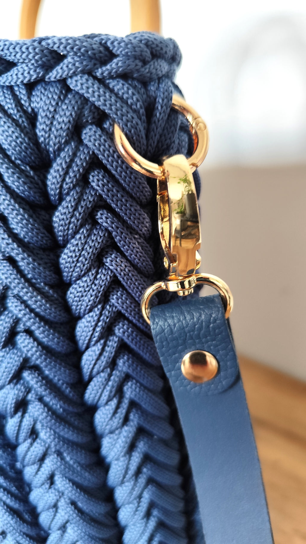Torebka kuferek jeansowa ze sznurka - detal złotego karabińczyka i skórzanego paska. 