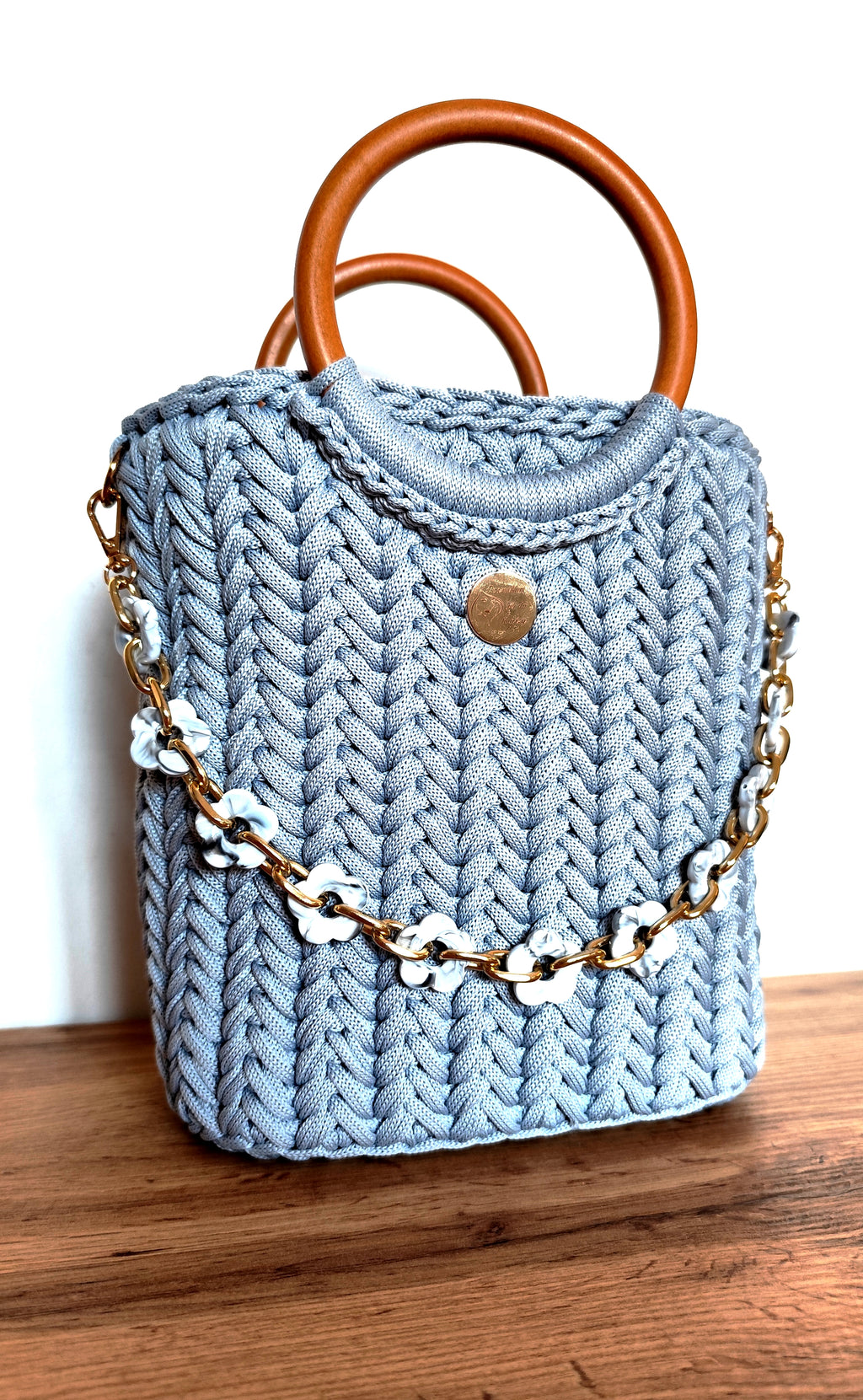 Ręcznie robiona torebka kuferek błękitna ze sznurka z ozdobnym łańcuszkiem - widok z boku

