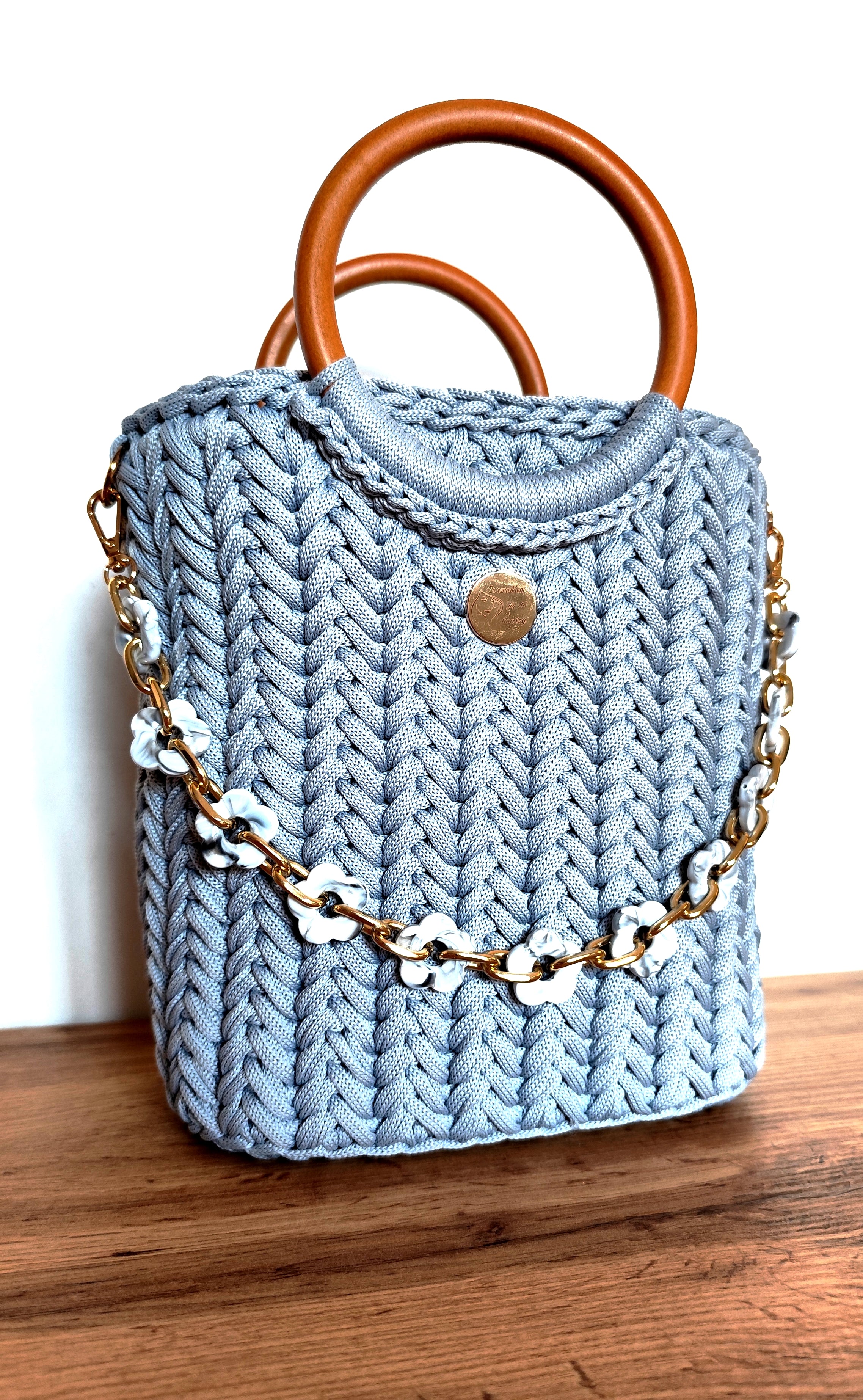 Ręcznie robiona torebka kuferek błękitna ze sznurka z ozdobnym łańcuszkiem - widok z boku

