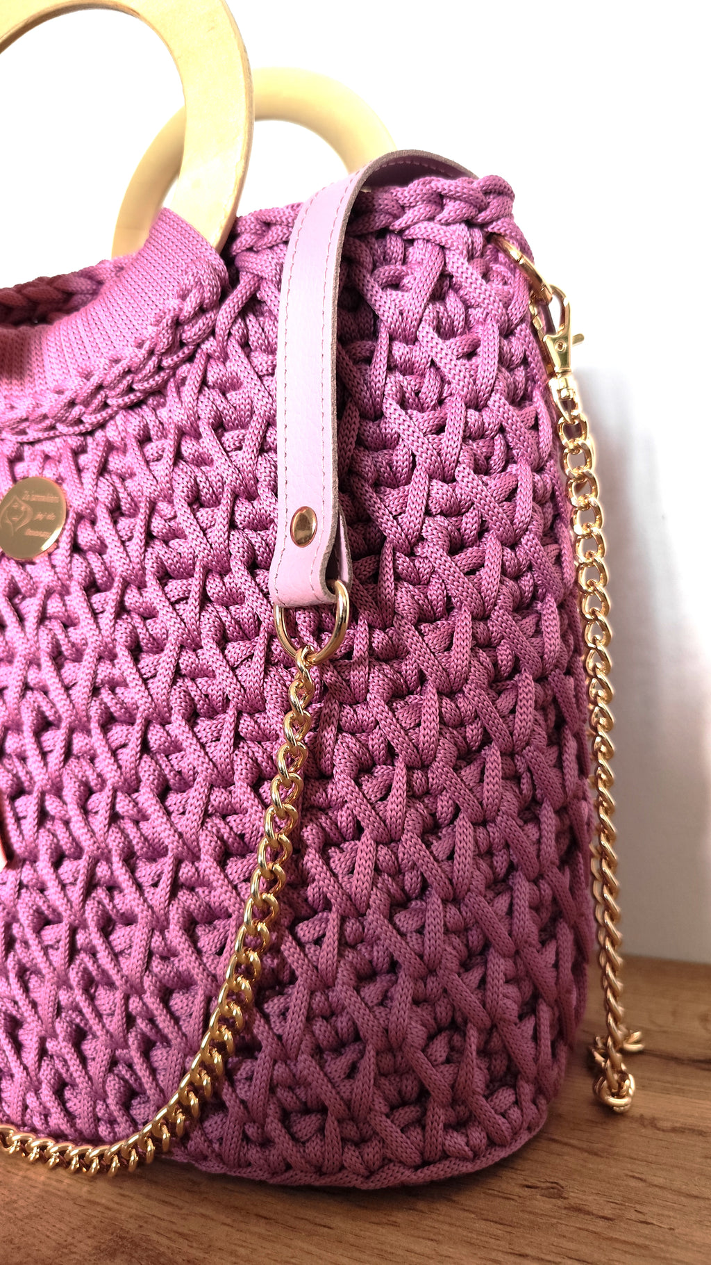 Torebka kuferek malinowa ze sznurka - detal splotu i różowej skórzanej rączki ze złotymi okuciami