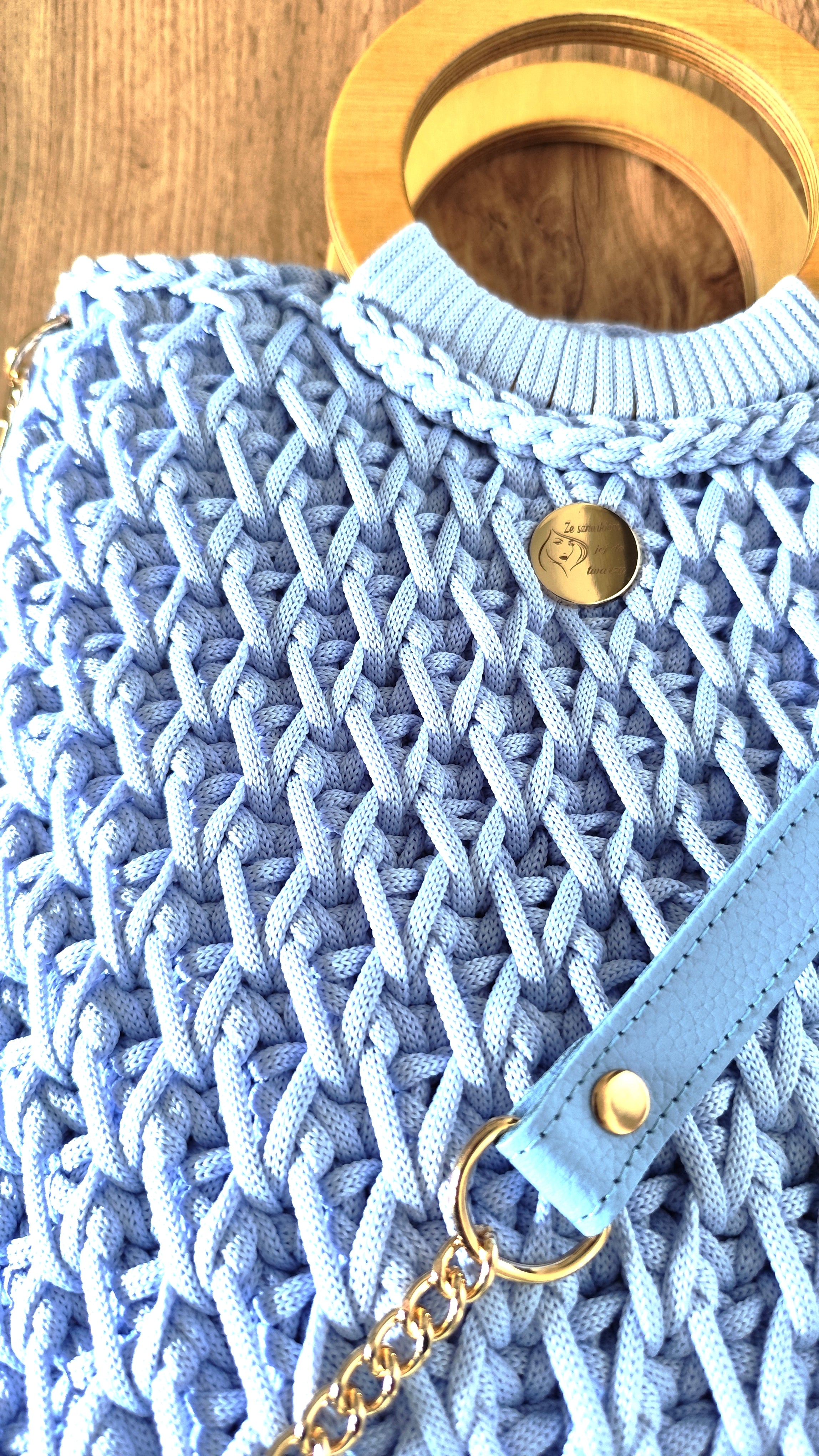 Widok ręcznie robionej torebki ze sznurka z złotym łańcuszkiem